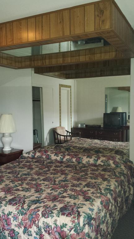 Olde Court Inn Wheeling Номер фото