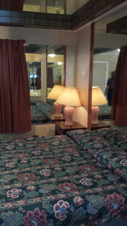 Olde Court Inn Wheeling Номер фото