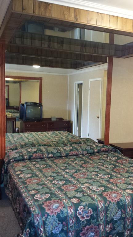 Olde Court Inn Wheeling Номер фото