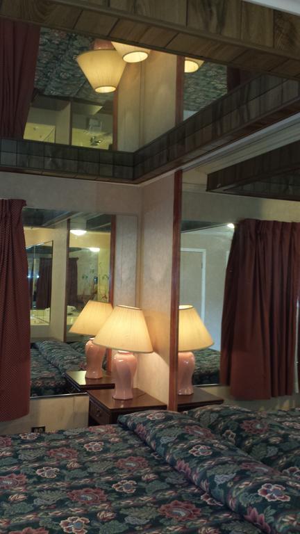 Olde Court Inn Wheeling Экстерьер фото