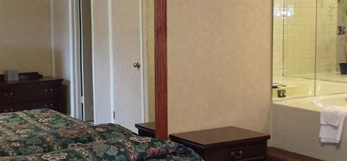 Olde Court Inn Wheeling Экстерьер фото
