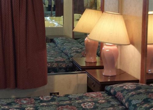 Olde Court Inn Wheeling Экстерьер фото